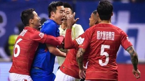 申花球员犯规韦世豪视频全揭秘：盘点中超赛场最火爆的“蓉城7号”争议时刻